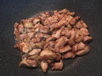 step3: 炒鍋燒熱下少許油將雞腿肉條下鍋煎炒上色到熟，即可起鍋備用。