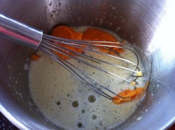 step1: 把所蛋和幼糖加入大碗中，打至打泡。
加入紅薯泥和食水攪拌均勻