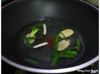 step2: 熱鍋之後放入薑片及蔥段爆香，再倒入適量的水煮滾