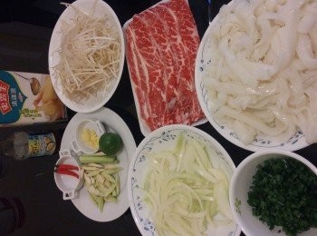 step1: 上湯材料: 先煲滾雞湯加香茅,洋蔥,薑,
                  煲到洋蔥軟身入味,再加熱
                  水約500ml,最後加魚露。
                 (可試味如需要可多加魚露。)
薑蔥蓉: 用熱油加蔥粒和薑蓉炒香後
               加鹽備用。