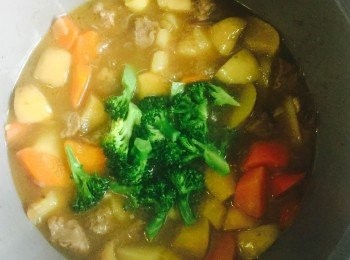 step6: 西蘭花隔水蒸烚4-5分鐘 (聞說是最有效保存西蘭花營養) 至差不多熟透，放入鍋中即成！
(西蘭花之外，可隨意加入其他蔬菜取代，例如荷蘭豆、蕃茄、彩椒等等)