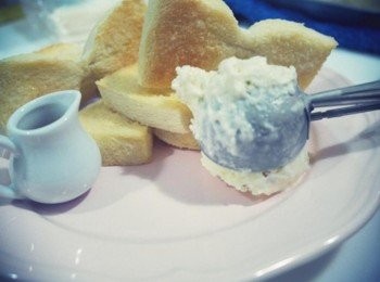 step9: 吐司盛盤~~ 放上冰淇淋、撒上烤過的核桃.杏仁碎粒!! 然後去泡杯咖啡就完成啦&gt;///