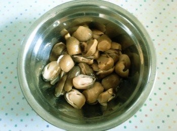 step2: 2)草菇用水浸過2次，切成 片狀，待用。