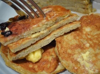 step5: 煎好後的pancake 可按個人喜歡加入水果、糖漿、奶油等拌吃。