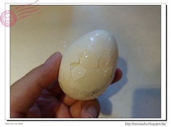 step2: 把雞蛋拿出, 放入冰水冷卻。以湯匙輕輕敲裂雞蛋。