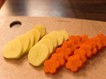 step1: 薯仔蘿蔔去皮洗淨，切成約5mm厚片