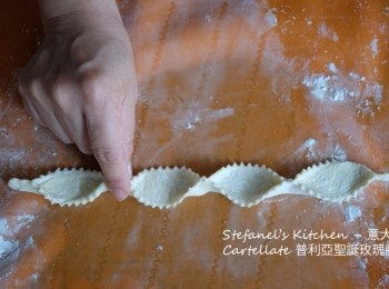 step3: 在每4厘米的距離把長條兩邊對摺