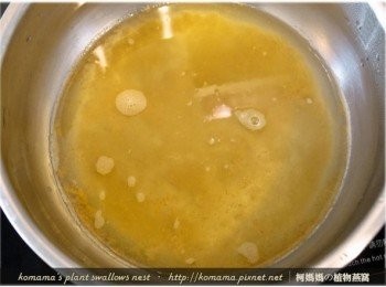 step4: 水滾後，倒入薑汁來一同溫煮片刻，需煮至沸騰狀。