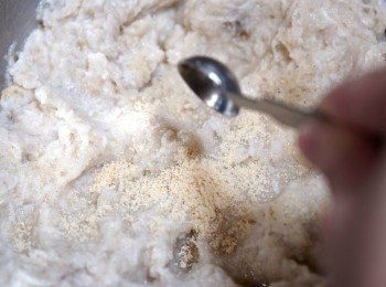 step3: 將蓮藕茸和芋頭茸混合，加入鹽、糖、雞粉和胡椒粉調味。