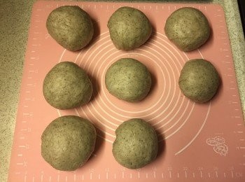 step4: 分割每份大約60-65g, 滾圓