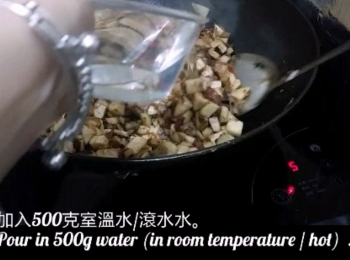 step4: 將調味料及所有配料加入芋粒內, 再炒片刻, 然後加入500克滾水/室溫水將芋料煲滾, 關火, 浸10-15分鐘。
Add all seasoning and ingredients into the remaining taro and mix well.  Then pour in 500g hot water / water in room temperature and bring to the boil.  Turn off hear.  Soak 10-15 mins.