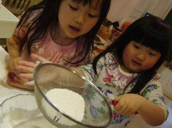 step8: 杏仁餡: 軟化後的奶油，與過篩的粉類以及蛋液拌勻。