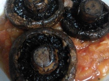 step2: 放少許油煎香大菇，兩面煎下，改用小火加蒜蓉黑椒牛油香草爆香，加少許鹽，兜勻煮5分鐘即可，上碟放回蕃茄面。