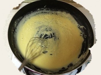 step5: 奶油融化後加入麵粉， 攪拌成油糊。