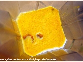 step2: 將老薑切成片，與鮮奶、薑黃粉一同放入果汁機中。