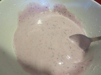 step3: 再将蓝莓酸奶倒入奶油中；
用打蛋器打均匀；