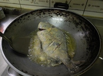 step2: 起油鍋，將魚與蒜頭一起下鍋炸至金黃後撈起瀝油。