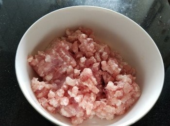 step1: 免治豬肉
用少少糖，雞粉，麻油生粉醃 10 分鐘