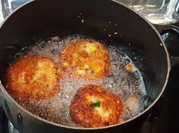 step6: 燒熱油鍋, 將蟹餅炸至金黃色可。