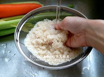 step3: 白米用水沖洗乾淨再瀝乾水份備用