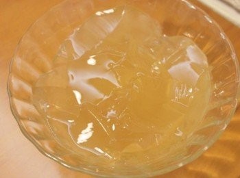 step6: 取出凝固的愛玉^^" 倒入<span class="group_2">糖水</span>和冰塊就完成囉~~