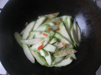 step3: 熱油鍋，繼續把肉切片，倒出鍋內翻炒，直至肉片變色再下勝瓜一起翻炒。