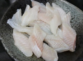 step1: 鯰魚柳解凍後吸乾水份切件備用