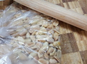 step5: 將已經灘凍的花生用食物袋裝起,用麵棍敲打成碎粒