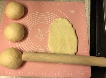 step5: 將麵團用木棍碌長型