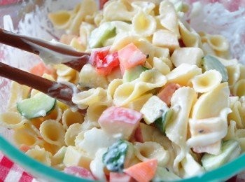 step3: 綜合所有蔬果丁，再加入適量的沙拉拌勻