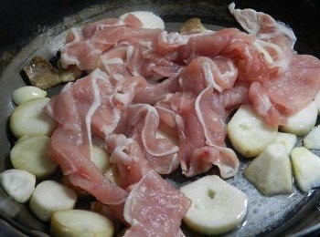 step3: 加入肉片快炒，我是買里肌火鍋肉片