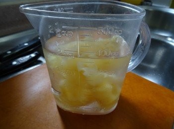 step3: 花膠撈起浸在冰水中備用 / <a href="https://bit.ly/3kLFTWO" target="_blank" data-keyword="雞腳" class="guide-link"><strong>雞腳</strong></a> <span style="display:inline-block;vertical-align:middle;margin-top:-3px;color:initial;border-radius:3px;padding:2px 3px;font-size:12px;line-height:14px;background:#87d300;color:#fff;">即買</span> 及瘦肉撈起沖淨備用。