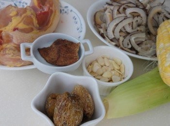 step2: 椰子回家沖洗備用,果皮浸軟去皮囊,南北杏浸一陣,粟米斬件。