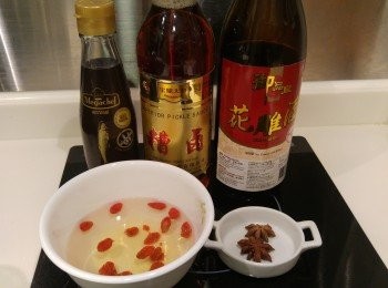 step1: 先將杞子浸軟後隔水備用。