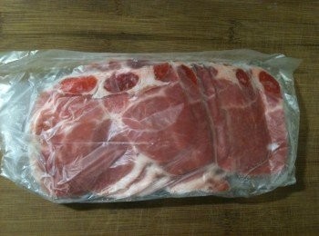 step1: 冷凍豬五花火鍋肉片保存法：到大賣場買一大盒冷凍豬五花火鍋肉片回來，先用保鮮袋分裝好（不要讓冷凍豬五花火鍋肉片結成一團，要將肉片平舖，再分裝，可節省解凍時間），再放到冷凍庫保存，這樣子想料理時隨時可拿來用，很方便。