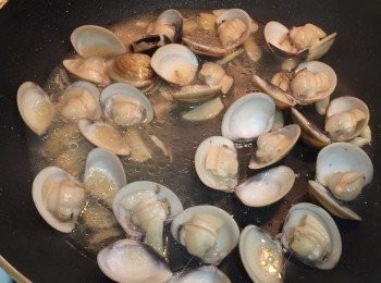 step4: 因為一邊拍照一邊,來不及讓蛤蜊全打開了,只要比圖片在小一點就行.
微開後取出蛤蜊過篩,把蛤蜊和湯汁分開.