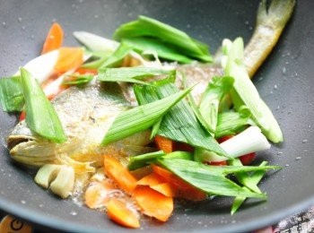 step3: 再把大蒜段、紅蘿蔔、辣椒放入鍋中