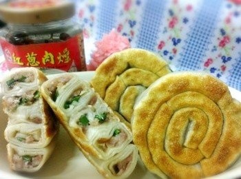 step5: 加了牛頭牌紅葱肉燥~一整個香味十足~煎的二面酥酥脆脆的水餃皮~味道真的很不錯喔~