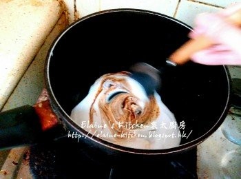 step10: 將餘下65ml椰汁放入煲內 , 加入椰糖及少許鹽 , 用慢火慢慢拌勻煮至椰糖溶掉熄火