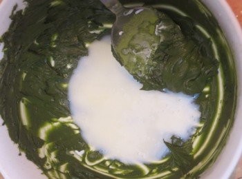 step8: － 分三次將白巧克力忌廉加入抹茶膏，完全拌勻