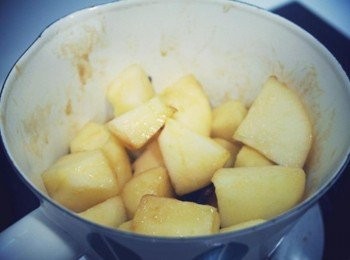 step2: 當砂糖呈現焦糖色後倒入塊狀蘋果及奶油拌炒^^