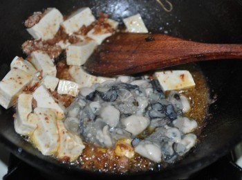 step7: 再放入鮮蚵入鍋，加入玉米水滾煮勾芡，加入鹽巴調味即可