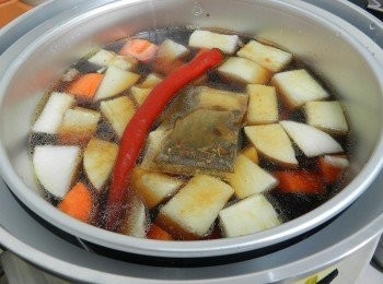 step5: 加入水、醬油、糖、辣椒與滷包，電鍋外鍋3杯水