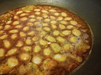 step8: 然後下魚蛋, 再略略拌勻, 蓋上鑊蓋, 當汁料燒滾後 (鑊邊吐白煙), 轉到最小火