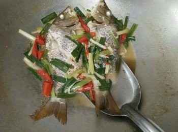 step2: 倒入少許橄欖油，以中火熱鍋後，放入青嘴【澎湖野生水產】，蓋鍋蓋，煎約3分鐘後，轉中小火續煎，煎至呈金黃色，