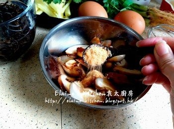 step4: 冬菇片放入碗內加入生抽及糖拌勻備用