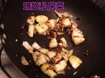 step6: 原鑊倒出多餘油份👉🏻下蒜頭豆豉辣椒炒香👉🏻下洋蔥炒香