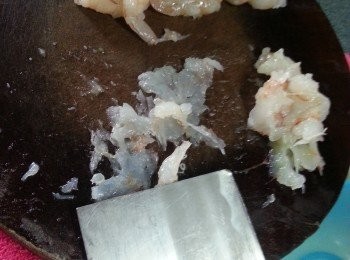 step5: 用菜刀拍扁蝦肉,略為剁碎