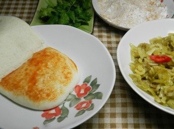 step8: 另外<span class="group_4">花生粉</span>與糖粉一比一調成花生糖粉，香菜洗淨切好備用，割包蒸好後，先塗上海山醬