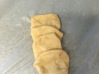 step4: 把小麵團分成4份，每份小麵團用木棍壓開，將4片圓片疊在一起，由下捲起。